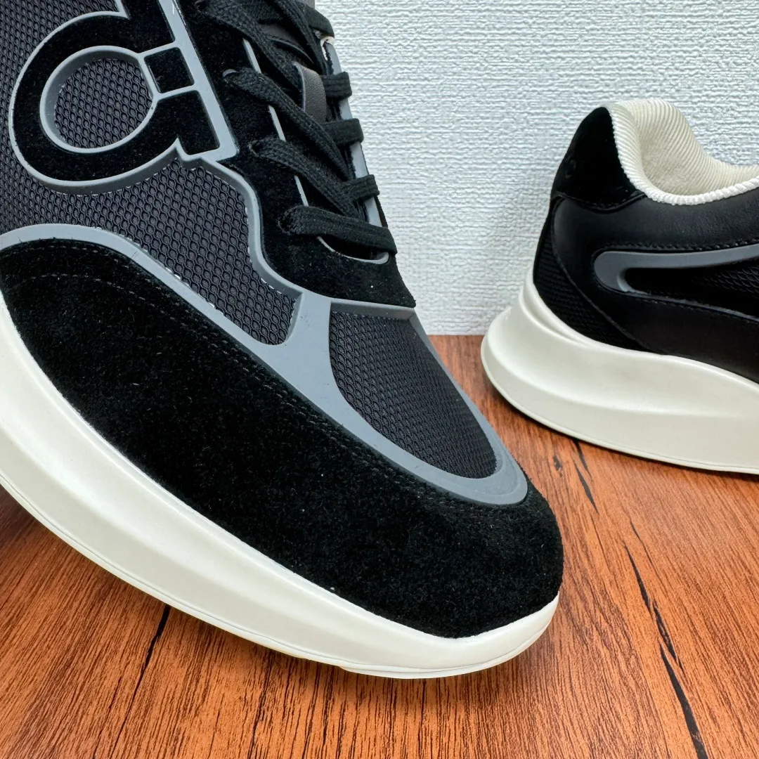 [Ferragamo] Top P: 720💰 Size: 39~44 (38 45 custom-made, non-returnable) Ferragam/Ferragamo Cancini buckle men's low-top casual shoes Spring and summer official website synchronized new thick-soled versatile sports shoes for men This urban-style casual shoe boldly combines a variety of fabrics, cleverly using high-tech mesh fabrics and smooth leather to create a unique high-end look, with side dropouts Cancini buckle, padded collar and tongue, and eye-catching lightweight rubber sole make the design even more sophisticated! The perfect blend of style and comfort. , the shoe body is outlined with exquisite lines, embellished with iconic elements, and equipped with comfortable sole technology to boost your pace. Whether you are walking on the street or exercising, you can show your extraordinary charm. Item number: F688525 Black.